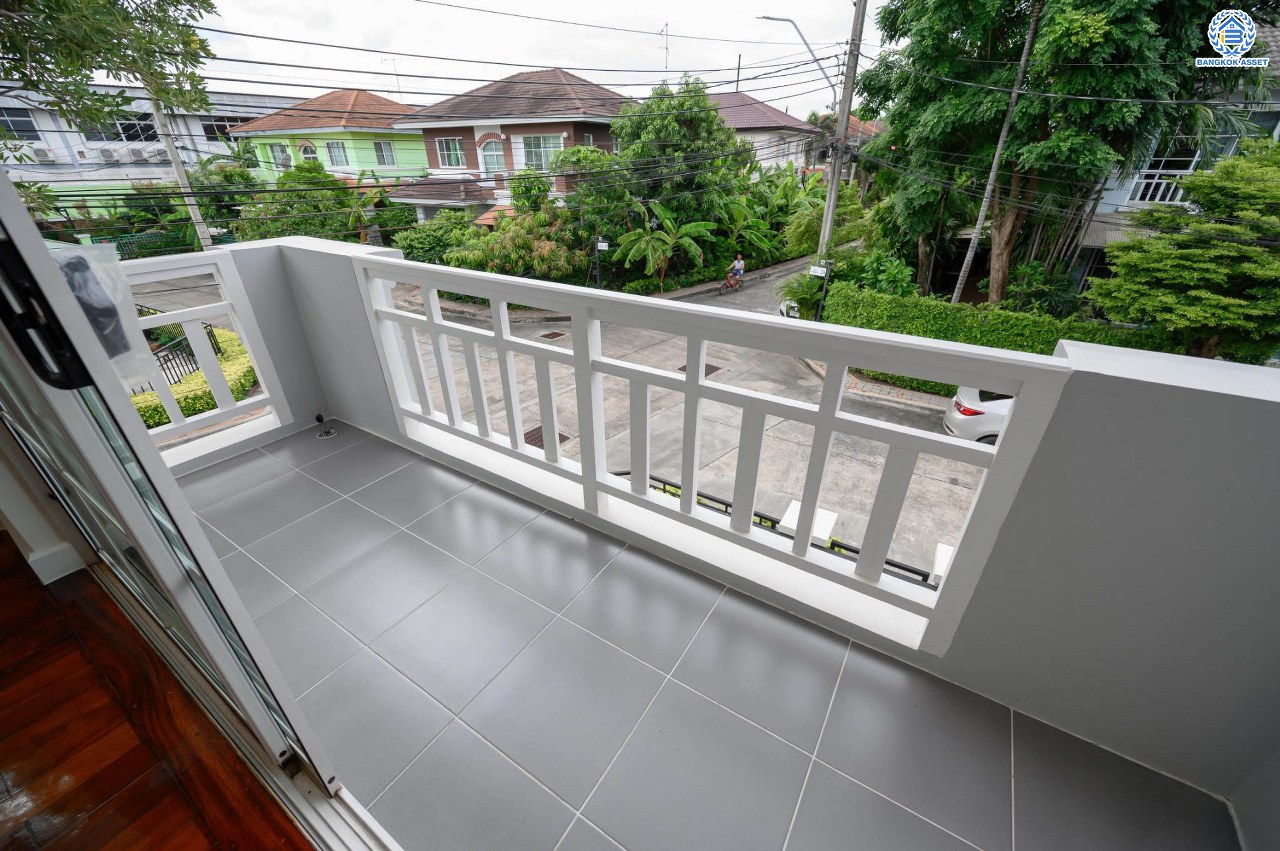 บ้านมือสองตกแต่งใหม่ แบรนด์ LH โครงการ มัณฑนา เพชรเกษม81 พร้อมรองรับทุกความสุข บนเนื้อที่ 54.4 ตร.ว. พื้นที่ใช้สอยกว่า 123.84 ตร.ม. พร้อมฟังก์ชัน 3 ห้องนอน 3 ห้องน้ำ จอดรถได้ 2 คัน บนทำเลเชื่อมต่อสู่ ถ.เพชรเกษม, ถ.พุทธมณฑลสาย4 ใกล้เดอะมอลล์ บางแค และม.มหิดล...